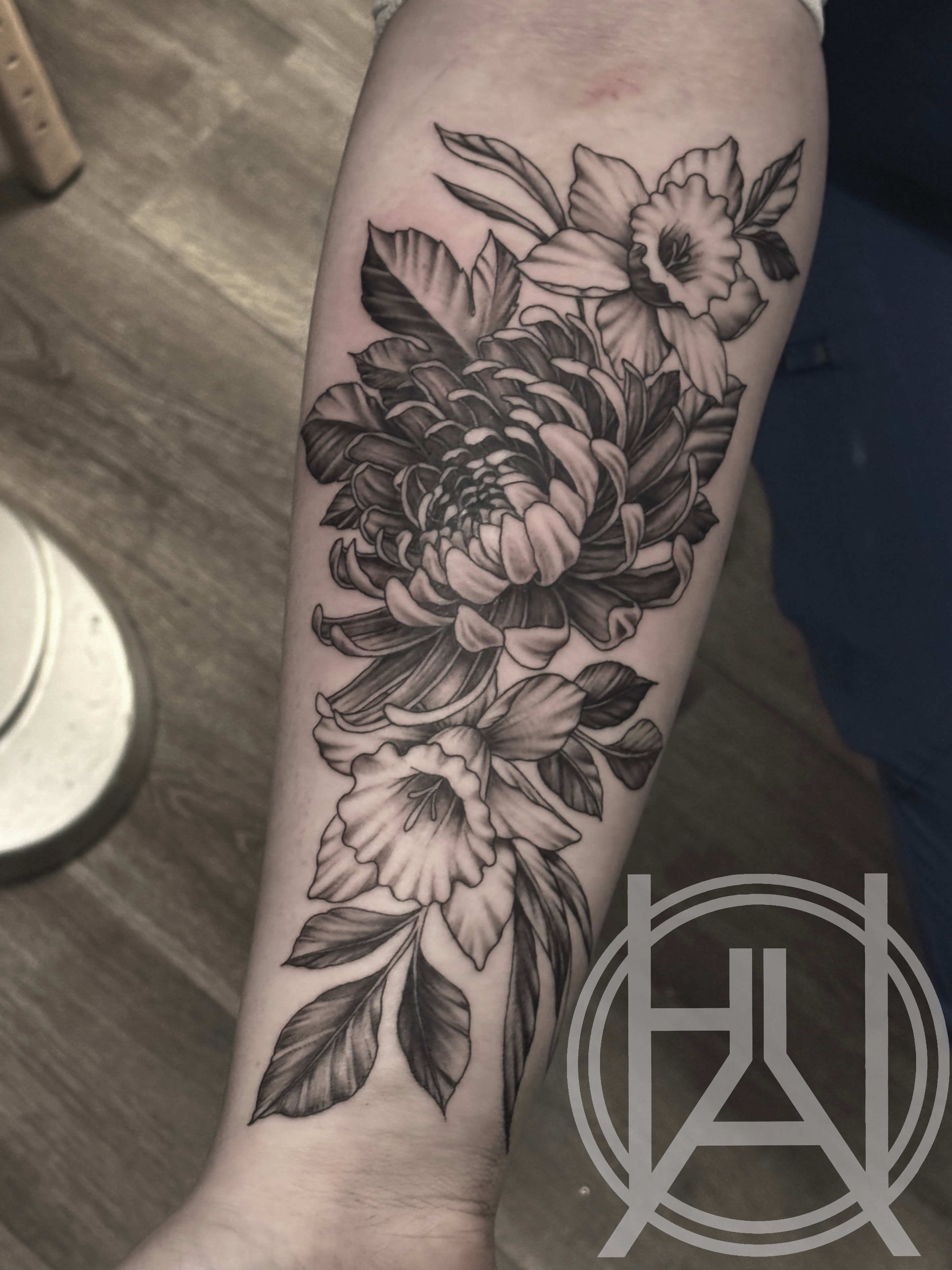 Peony and daffodil floral sleeve — black and grey