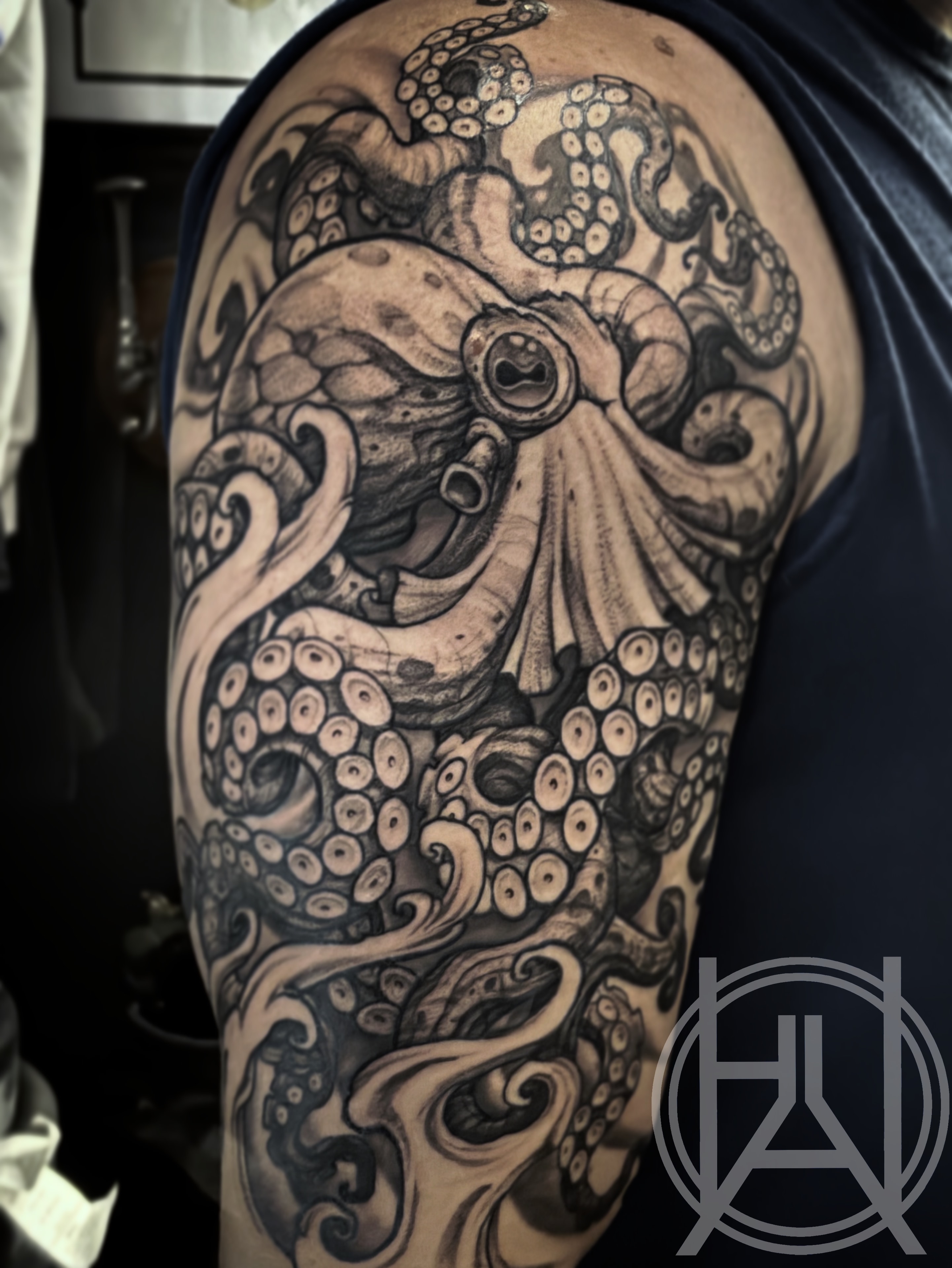 Octopus shoulder sleeve — dot work